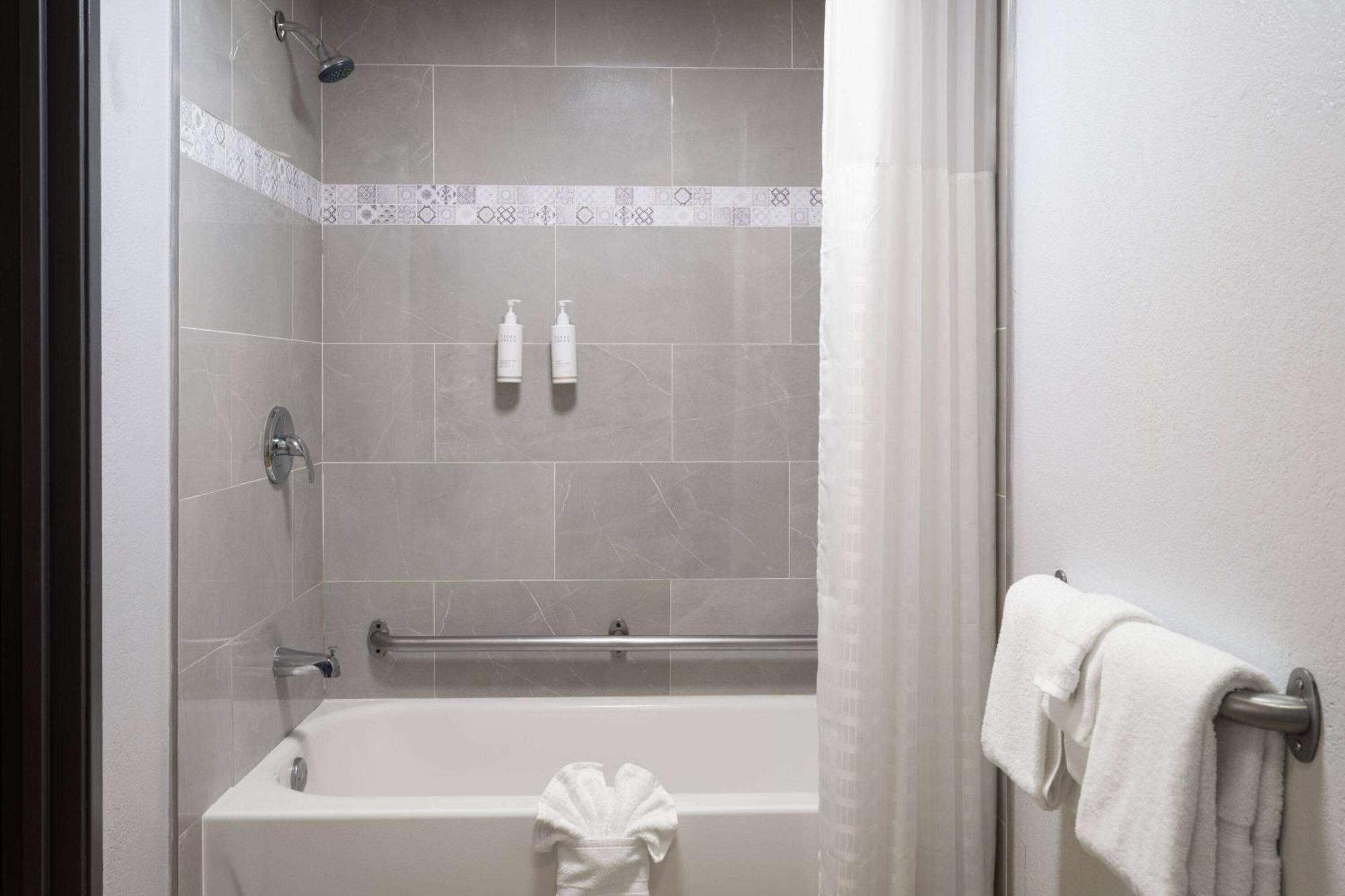Days Inn By Wyndham Columbus Worthington Esterno foto